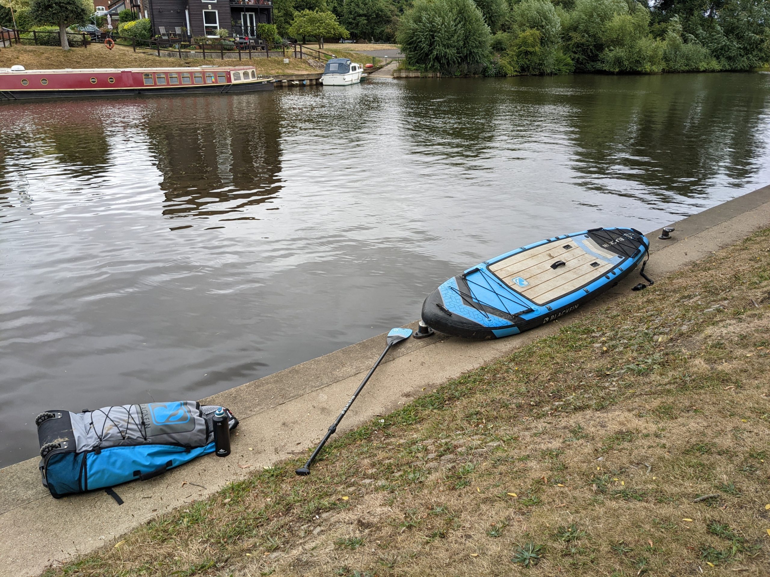 Tom's paddle board sitting on the edge of the thames at shillingford lock